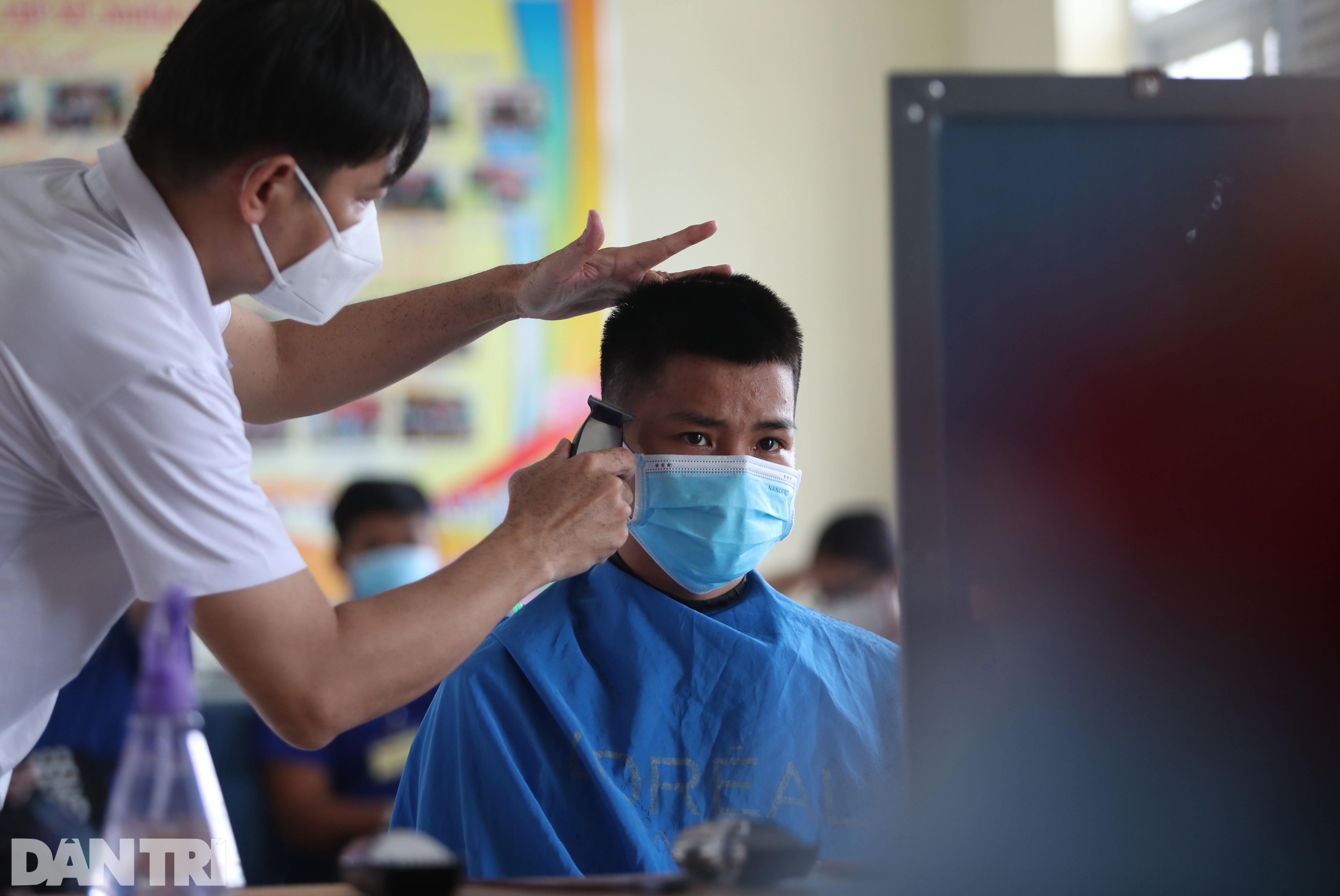 Bộ đội được cắt tóc dã chiến sau nhiều ngày dầm mưa, dãi nắng ở Sài Gòn - 9 Bộ đội được cắt tóc dã chiến sau nhiều ngày dầm mưa, dãi nắng ở Sài Gòn - 9