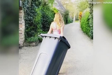 Cách ly ở nhà thì làm gì, sao còn chưa… “lên đồ”?