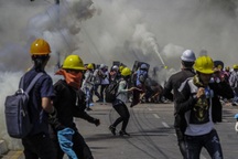 Quân đội Myanmar bị nghi vẫn dùng lựu đạn đối phó người biểu tình