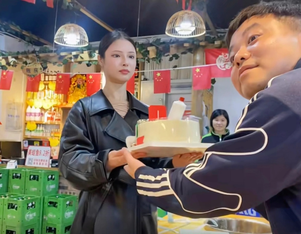 Chủ nhà hàng bị khách nhầm là robot nhờ cách phục vụ độc lạ - 1 Chủ nhà hàng bị khách nhầm là robot nhờ cách phục vụ độc lạ - 1