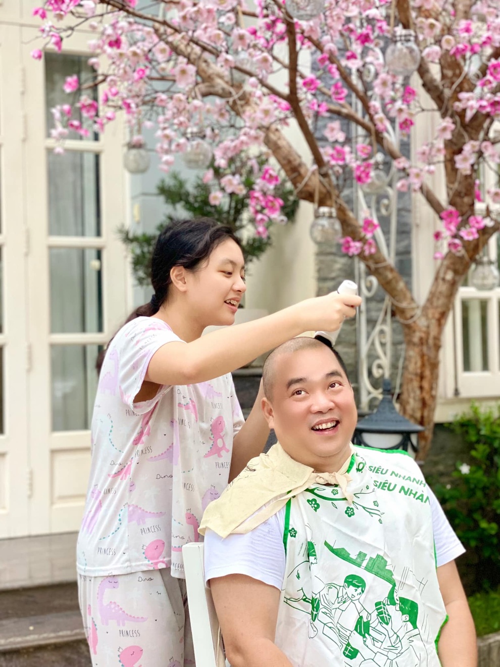 Ảnh ấn tượng những tiệm tóc 0 đồng chẳng lo đóng cửa của sao Việt - 2 Ảnh ấn tượng những tiệm tóc 0 đồng chẳng lo đóng cửa của sao Việt - 2