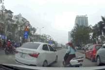 Người phụ nữ đâm xe máy liên tiếp vào ô tô vì xung đột giao thông