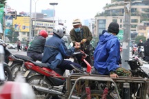 Nhói lòng hoàn cảnh cụ ông bán bút bi dạo mưu sinh dịp Tết trên phố Tôn Đức Thắng, Hà Nội