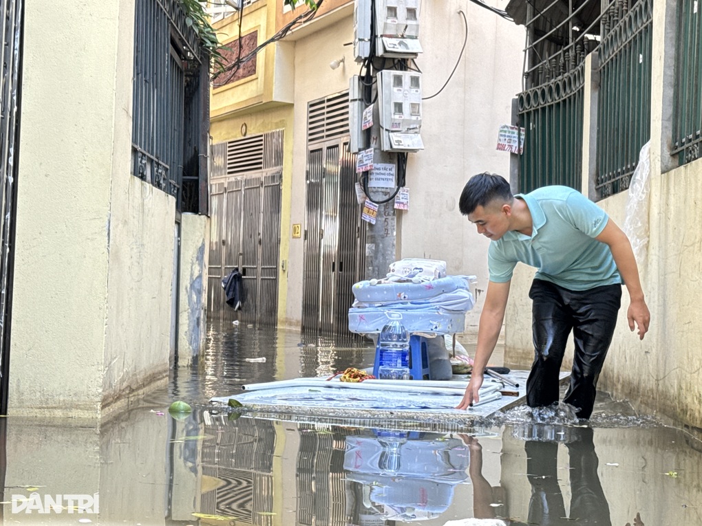 Nước ngập 5 ngày, người Hà Nội làm bè tự chế, chổi nhựa thành mái chèo - 3 Nước ngập 5 ngày, người Hà Nội làm bè tự chế, chổi nhựa thành mái chèo - 3