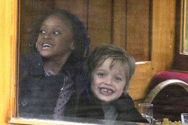 Angelina Jolie cho con đi chơi thuyền tại Amsterdam