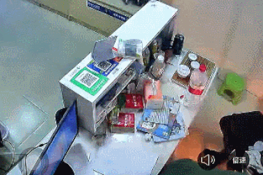 Khoảnh khắc pin sạc dự phòng phát nổ rồi bốc cháy dữ dội