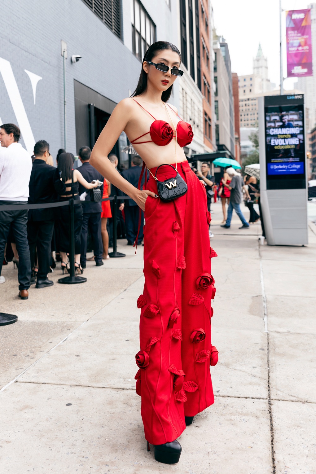 Ngọc Quyên hở bạo, Lan Ngọc diện đồ đỏ rực khoe sắc ở New York - 2 Ngọc Quyên hở bạo, Lan Ngọc diện đồ đỏ rực khoe sắc ở New York - 2