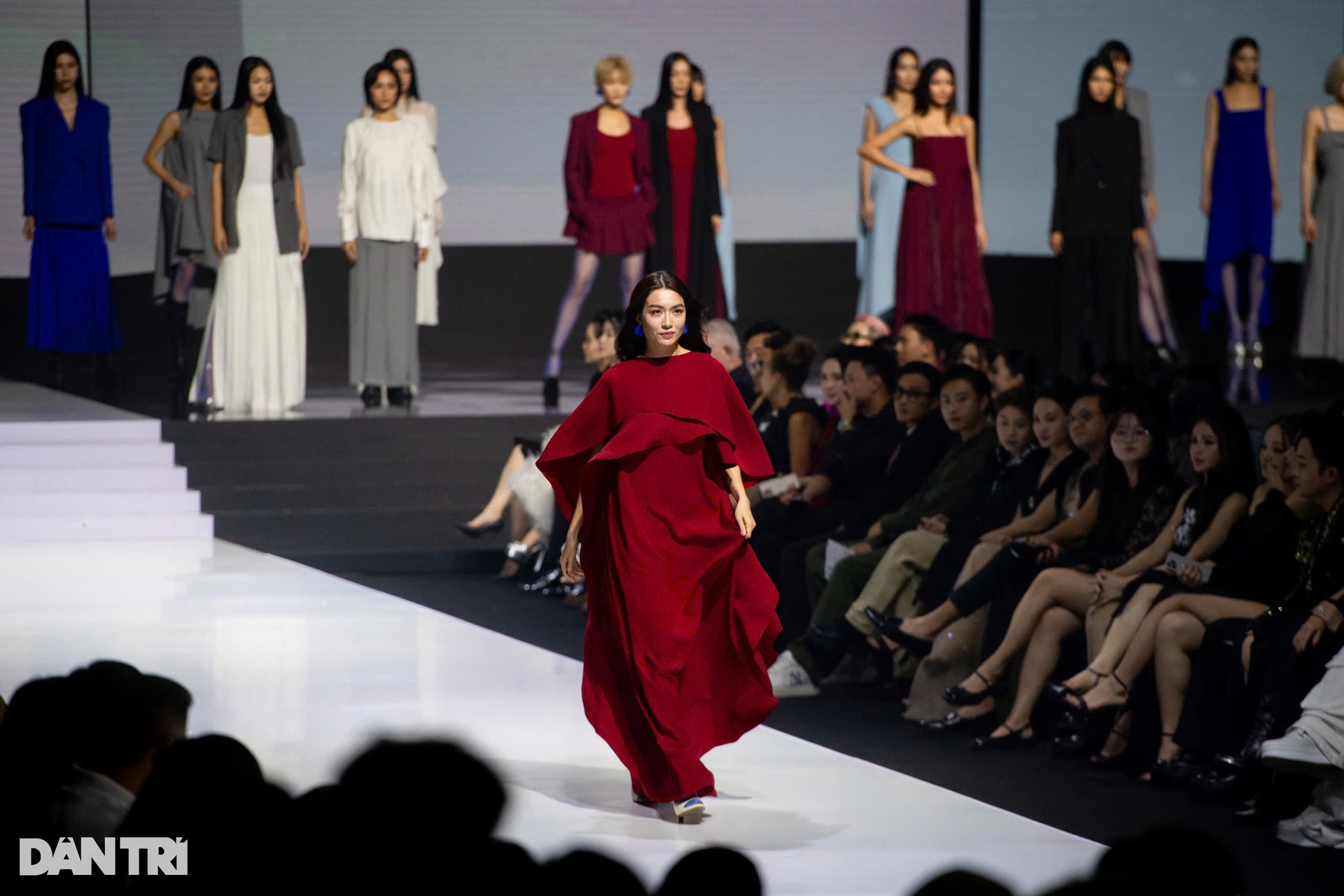 Lan Ngọc - Xuân Tiền nhảy APT., mẹ Đỗ Mạnh Cường bất ngờ đi catwalk - 25 Lan Ngọc - Xuân Tiền nhảy APT., mẹ Đỗ Mạnh Cường bất ngờ đi catwalk - 25