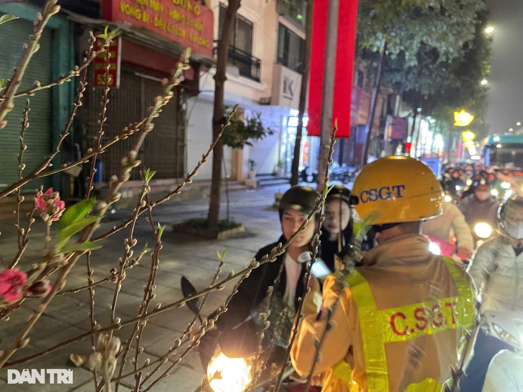 Đêm giao thừa không ngủ của những chiến sĩ cảnh sát giao thông - 3 Đêm giao thừa không ngủ của những chiến sĩ cảnh sát giao thông - 3