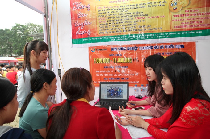 Tại Hội chợ, đại diện các doanh nghiệp đã tư vấn, tuyển dụng lao động trực tiếp thông qua các tờ rơi, áp phic, hình ảnh trực tiếp cho người lao động tham gia Hội chợ việc làm tỉnh Hà Giang lần thứ nhất năm 2018