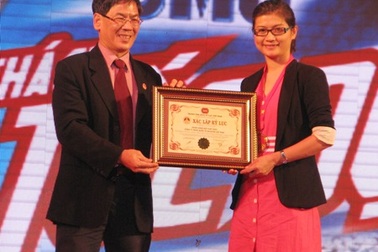 Xác lập kỷ lục “số vết bẩn nhiều nhất được giặt sạch trong thời gian ngắn nhất”