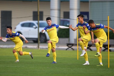 Quang Hải hăng say tập luyện, HLV Park Hang Seo hài lòng