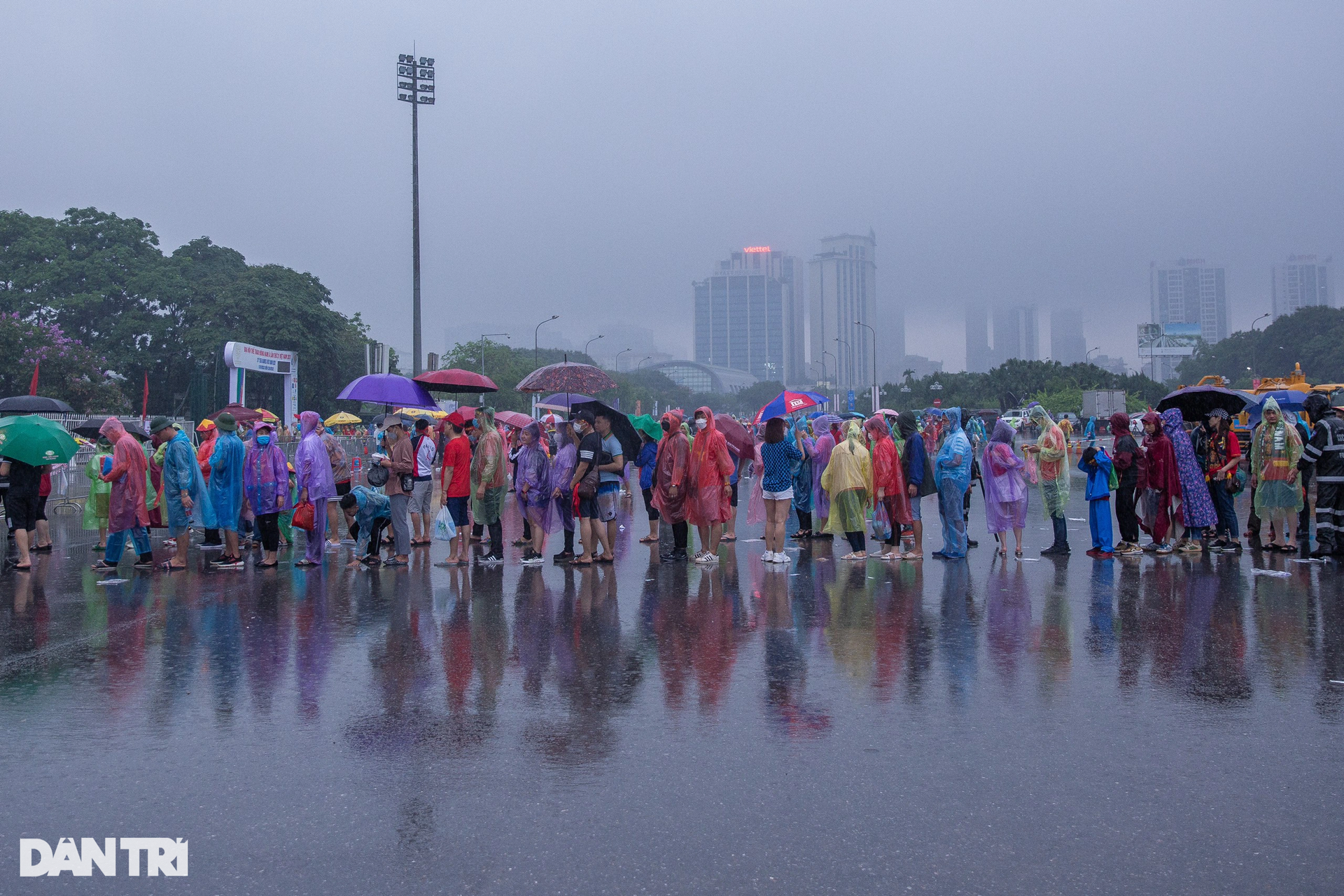 Người hâm mộ đội mưa múa lân, bưng mâm lễ hết mình cổ vũ tuyển U23 Việt Nam - 2