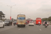 Xe buýt vượt ẩu gây tai nạn cho người đi bộ sang đường