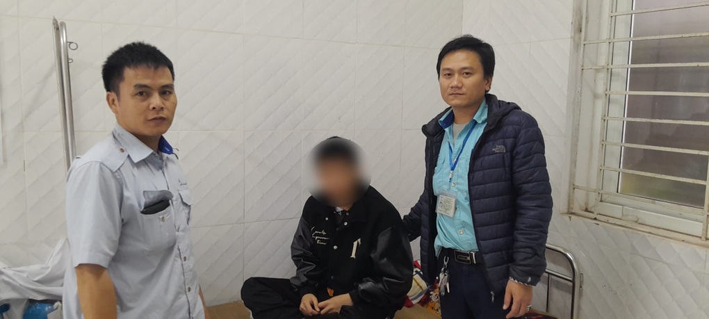 Tài xế và phụ xe buýt Hà Nội đưa chàng trai co giật đi cấp cứu gây sốt mạng - 1 Tài xế và phụ xe buýt Hà Nội đưa chàng trai co giật đi cấp cứu gây sốt mạng - 1