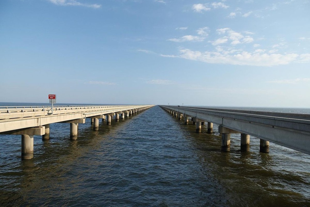Tài xế sợ cứng người đi trên cầu dài nhất thế giới ở mặt nước dài 38,35km - 2 Tài xế sợ cứng người đi trên cầu dài nhất thế giới ở mặt nước dài 38,35km - 2
