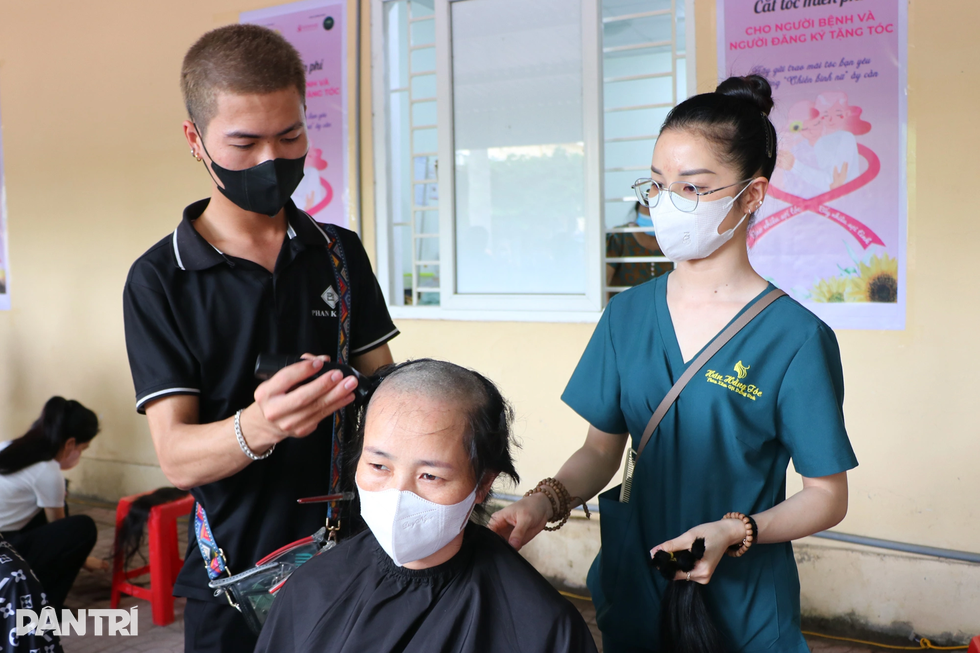 Biến cố tình cảm, sức khỏe và quyết định xuống tóc của nữ công nhân - 5 Biến cố tình cảm, sức khỏe và quyết định xuống tóc của nữ công nhân - 5