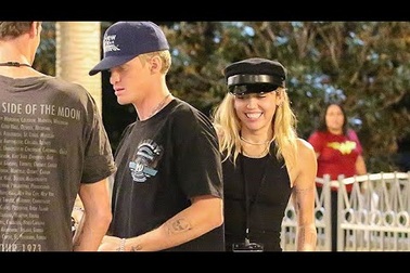 Miley Cyrus và Cody Simpson sành điệu ra phố