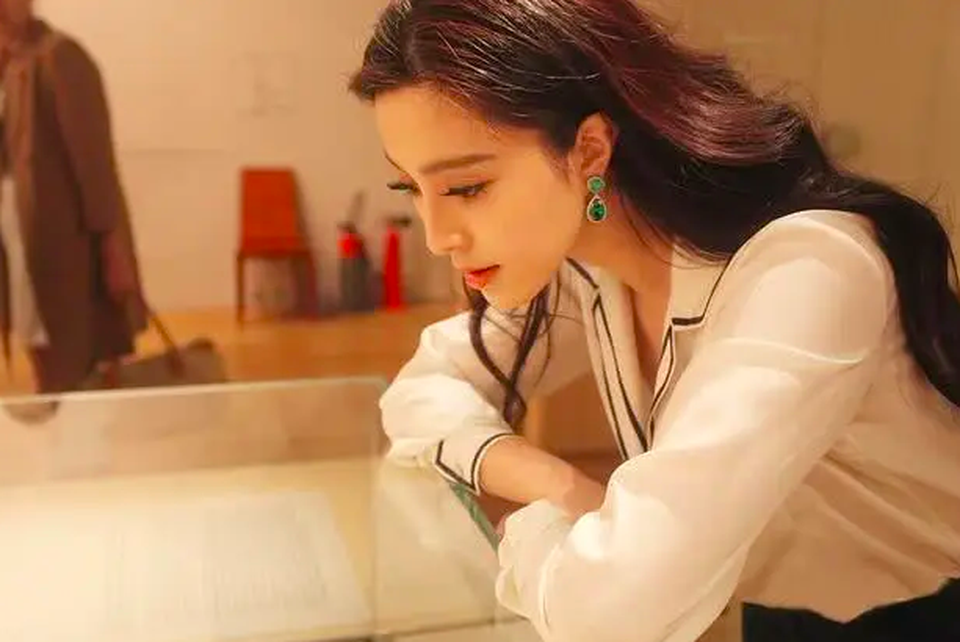 Phạm Băng Băng âm thầm quyên góp ủng hộ dịch Covid-19 - 7 Phạm Băng Băng âm thầm quyên góp ủng hộ dịch Covid-19 - 7