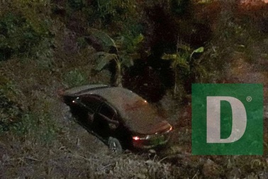 Xe Audi lao xuống vực, tài xế may mắn thoát chết