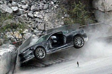 Thêm xe Aston gặp nạn trong phim Điệp viên 007?