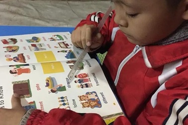 Cảm động bé lớp 2 vùng cao cùng mẹ vượt hơn 100km để học tiếng Anh