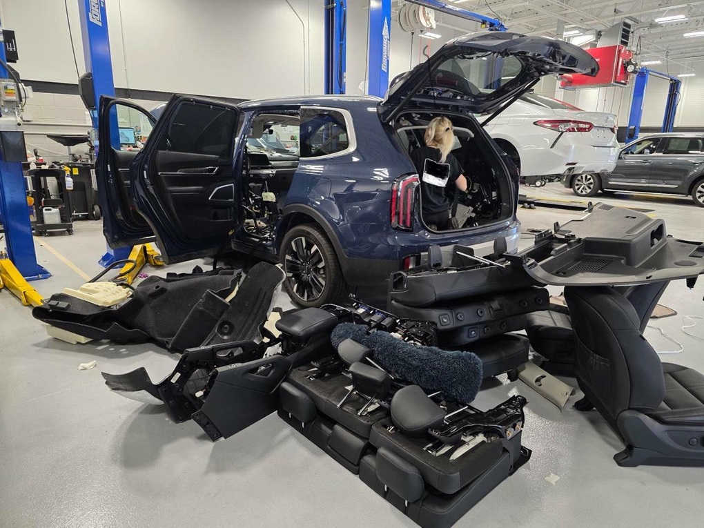 Đoạn dây nhỏ bị kẹp khiến Kia phải tháo tung nội thất xe Telluride mới tinh - 1