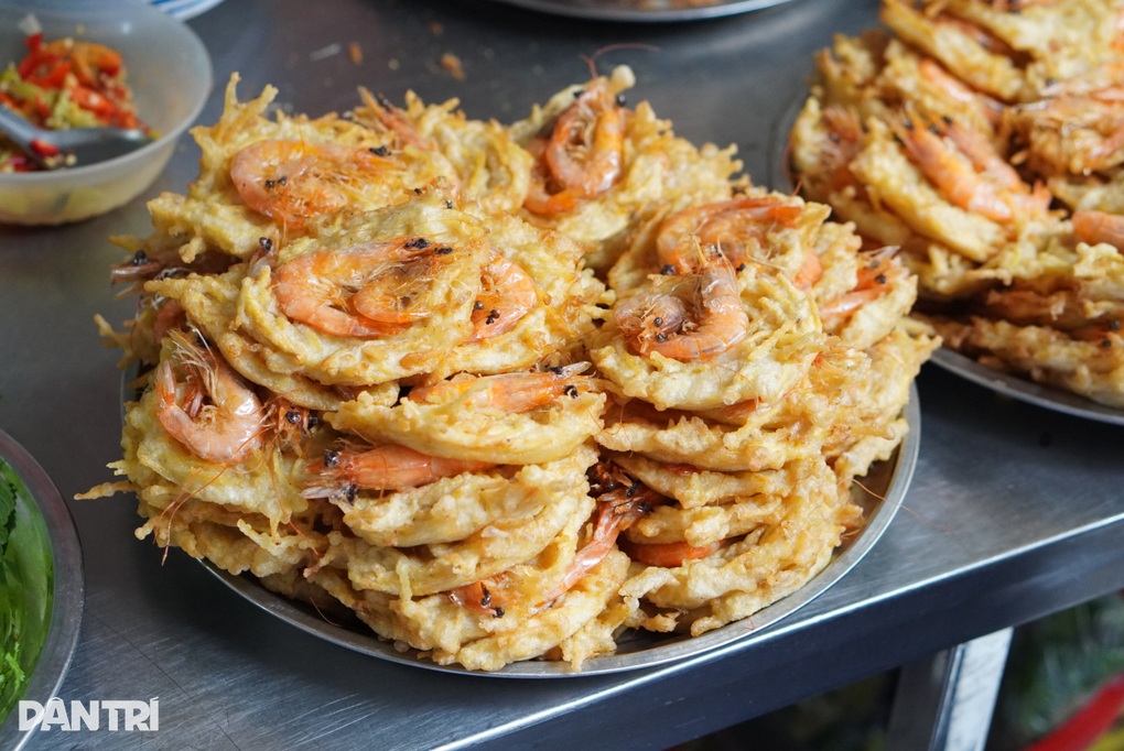 Quán bánh tôm muốn thưởng thức cần may mắn ở ngõ chợ Đồng Xuân - 2 Quán bánh tôm muốn thưởng thức cần may mắn ở ngõ chợ Đồng Xuân - 2