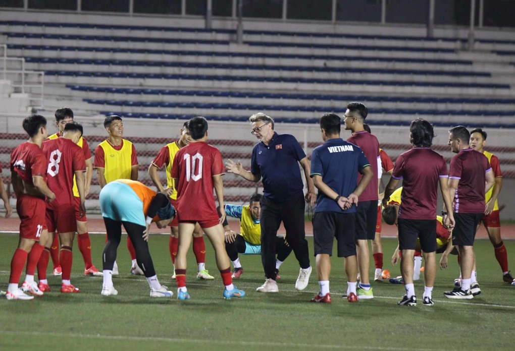 Cầu thủ trẻ nhất tuyển Việt Nam nhận xét về HLV Philippe Troussier - 2 Cầu thủ trẻ nhất tuyển Việt Nam nhận xét về HLV Philippe Troussier - 2