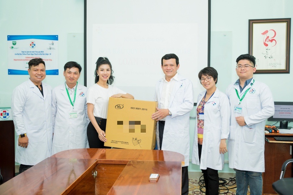 “Hoa hậu hàng không” tặng 7500 khẩu trang cho nhân viên y tế - 4 “Hoa hậu hàng không” tặng 7500 khẩu trang cho nhân viên y tế - 4
