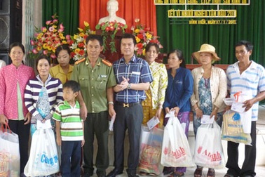 200 phần quà Tết đến với bà con nghèo xã Anh hùng