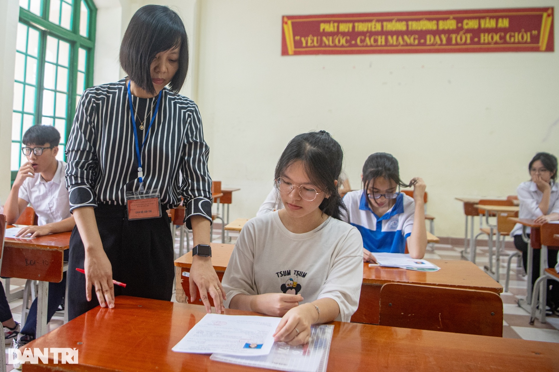 Sĩ tử Hà Nội lo lắng tới mất ngủ, dậy sớm đi làm thủ tục thi lớp 10 - 9 Sĩ tử Hà Nội lo lắng tới mất ngủ, dậy sớm đi làm thủ tục thi lớp 10 - 9