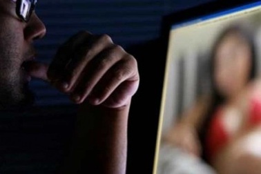 Chồng thờ ơ chuyện gối chăn với vợ vì mải mê chat sex với gái lạ