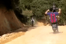 "Trẻ trâu" bốc đầu xe máy và cái kết khóc dở, mếu dở cho "đồng đội"