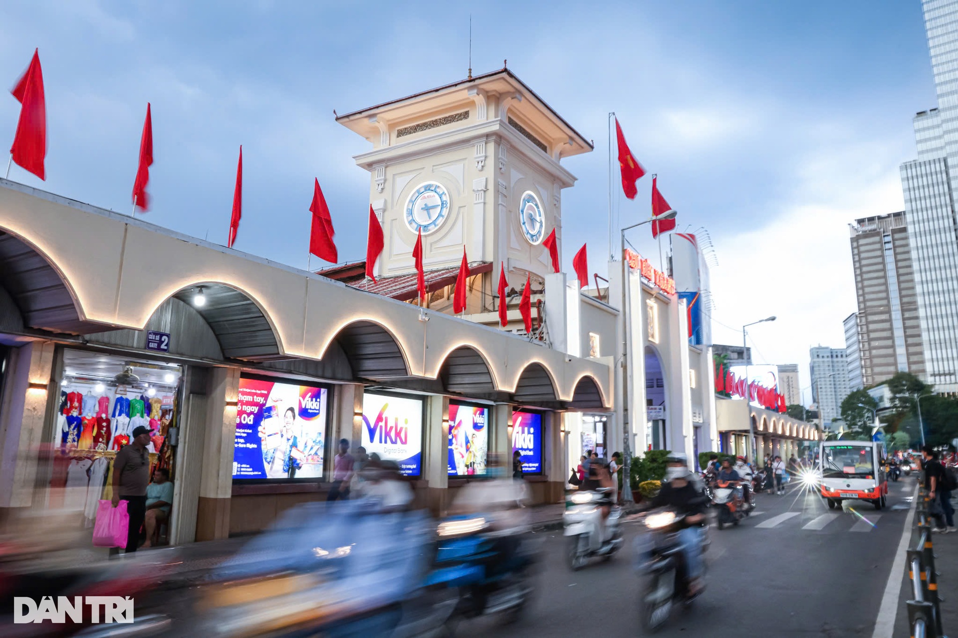 TPHCM: Rực rỡ cờ hoa, khát vọng và dấu ấn những thương hiệu ngân hàng - 6 TPHCM: Rực rỡ cờ hoa, khát vọng và dấu ấn những thương hiệu ngân hàng - 6