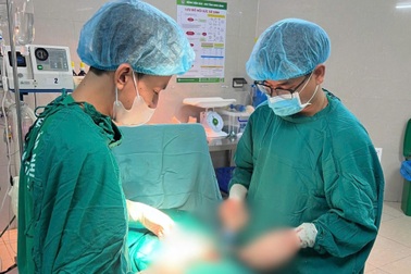 Phẫu thuật lấy thai cho sản phụ có 2 tử cung, 1 quả thận