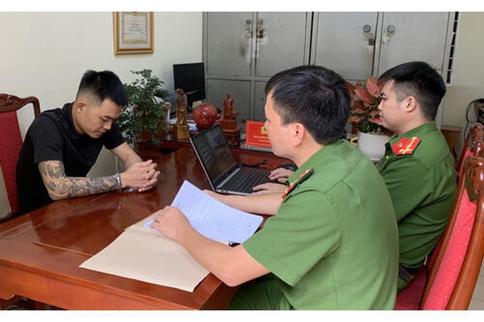 Đối tượng Lê Văn Bình làm việc tại cơ quan Công an (Ảnh: Công an Thanh Hóa)