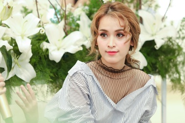 Tú Vi xuề xòa ở nhà, sexy "trễ nải" khi đi sự kiện