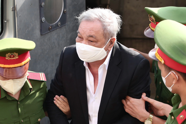 Ông Trần Quí Thanh cùng 2 con gái hầu tòa