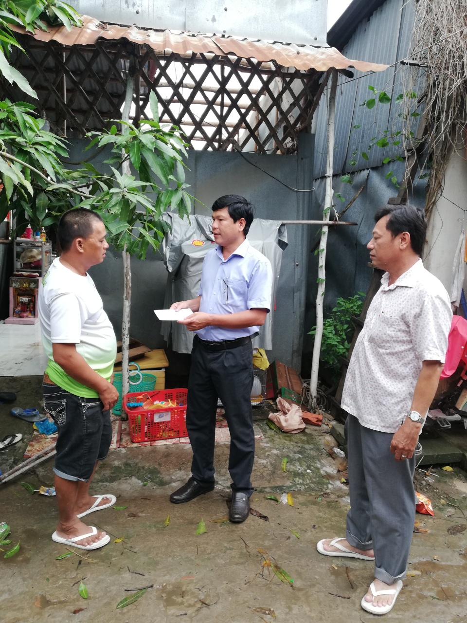 Mưa giông làm tốc mái, xiêu vẹo 17 căn nhà, bật gốc nhiều cây xanh - 2 Mưa giông làm tốc mái, xiêu vẹo 17 căn nhà, bật gốc nhiều cây xanh - 2