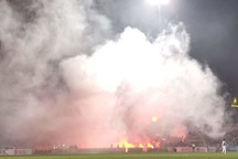 Tác hại của những quả pháo sáng: “Treo sân” một trận chưa phải là nặng