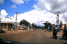 Ô tô gây tai nạn liên hoàn, hất văng hai xe máy