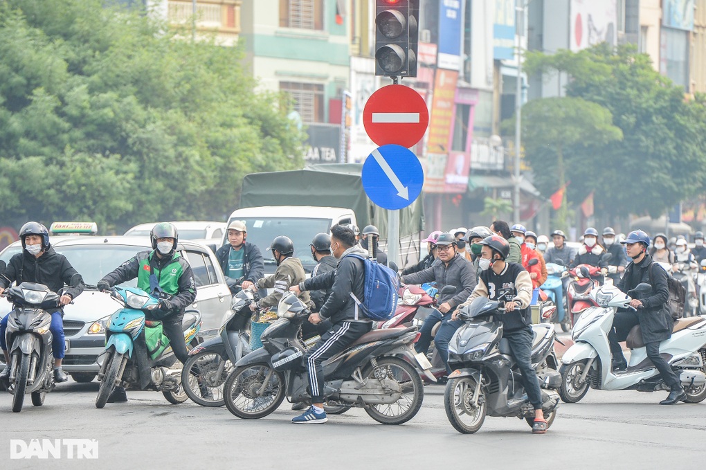 Giao thông tại điểm nóng Ngã Tư Sở - Láng ngày đầu phân luồng - 5 Giao thông tại điểm nóng Ngã Tư Sở - Láng ngày đầu phân luồng - 5