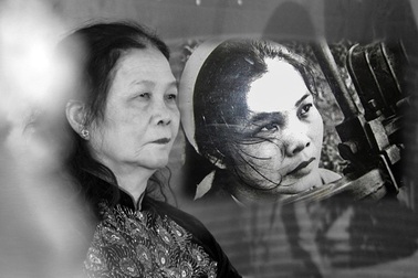 Gặp lại nữ tự vệ Hà Nội từng chít khăn tang đánh máy bay Mỹ bên mâm pháo