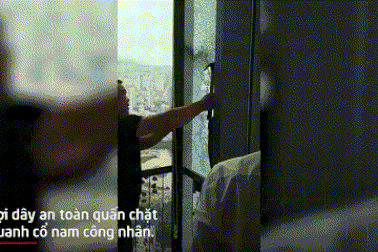 Đập cửa giải cứu "người nhện" treo lơ lửng, đu lắc giữa trời