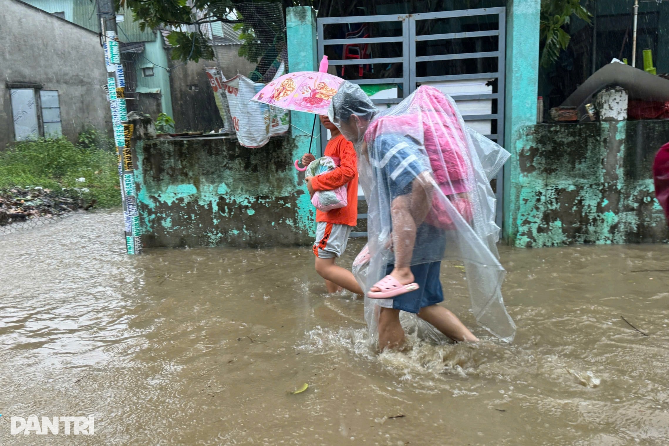 ทหารและตำรวจเข้าพื้นที่น้ำท่วมในดานังเพื่ออพยพประชาชน - 6 Bộ đội, công an vào rốn ngập ở Đà Nẵng sơ tán dân - 6