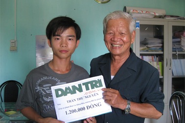 Trao 1,2 triệu đồng cho chàng sinh viên nghèo