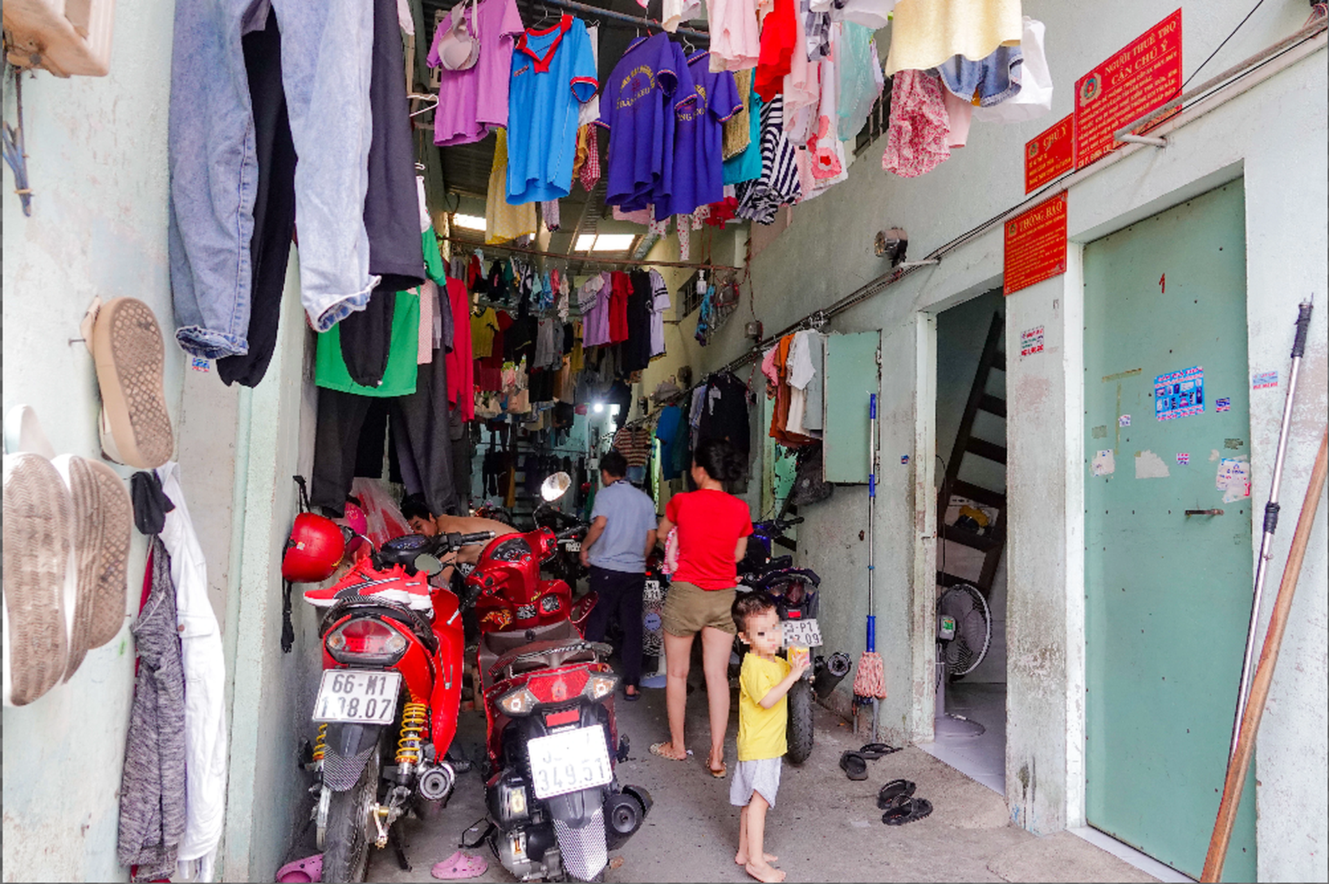 Gửi con còn ẵm ngửa, công nhân xót xa thấy bé nằm lọt thỏm trong... bệ xí - 2 Gửi con còn ẵm ngửa, công nhân xót xa thấy bé nằm lọt thỏm trong... bệ xí - 2