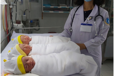 Ca sinh 3 bé trai có thai tự nhiên hiếm gặp ở An Giang