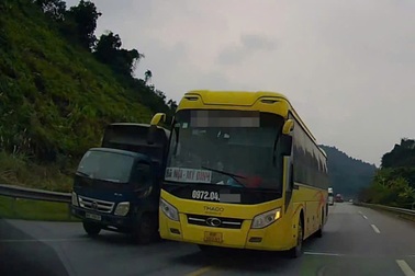 Tài xế xe khách lấn làn, vượt ẩu trên cao tốc Nội Bài - Lào Cai